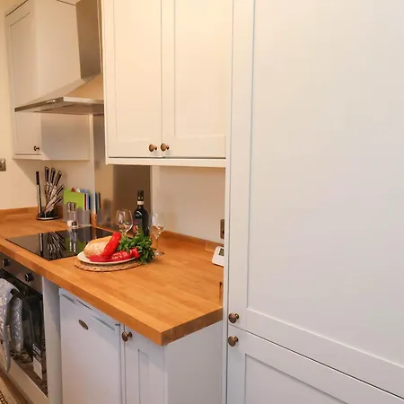 Flat 1 *